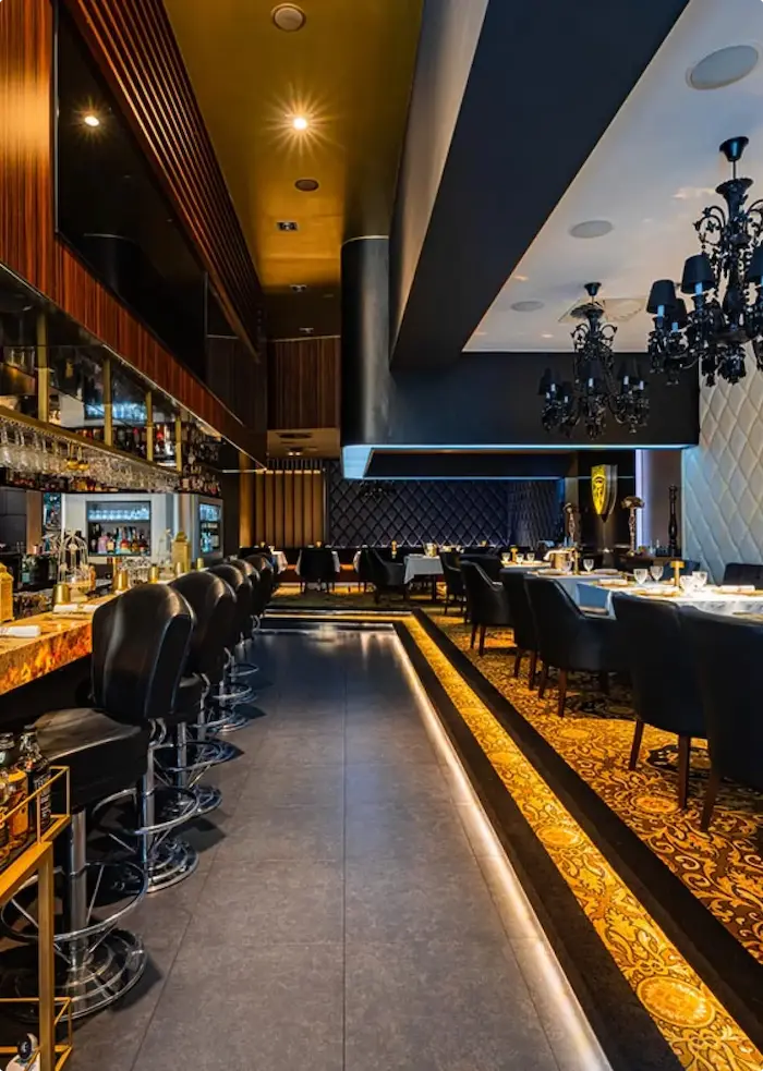 Díjnyertes steak tálalva elegáns fine dining környezetben Budapesten