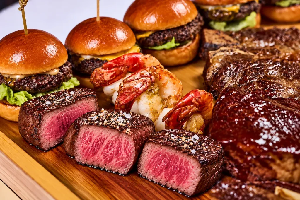 Sharing is Caring – Fedezze fel prémium steak tálainkat, válogatott húsokkal, különleges köretekkel és ínyenc szószokkal – egy valódi steakhouse élmény megosztásra tervezve.
